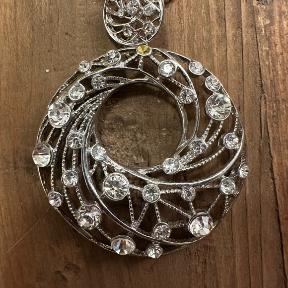 Elegant Silver Pendant Necklace - Picture 2 of 3